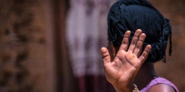 Une ruse fatale évitée : une fillette de 13 ans déjoue un piège sexuel organisé