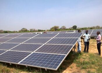 Mali : la crise du carburant propulse l’électromobilité solaire