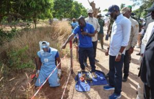 Le président sénégalais Bassirou Diomaye Diakhar Faye constate les opérations de déminage dans la localité de Dar Es Salam, dans le sud du pays