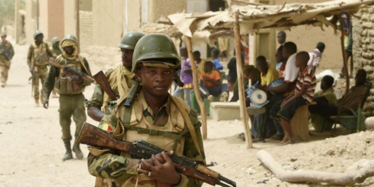 Attaque armée à Sandaré : l’armée malienne parle d’un assaut repoussé, le GSIM revendique la prise de la garnison