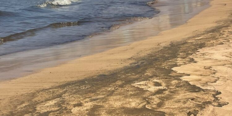 Côte d&rsquo;Ivoire: baignade interdite sur plusieurs plages après un déversement de pétrole