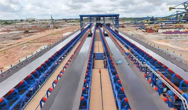 Simandou entre en scène : la Guinée exporte son premier minerai de fer