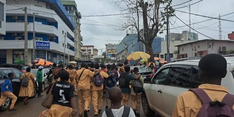 Conakry : la grève de l’intersyndicale de l’éducation vire aux heurts et paralyse les cours