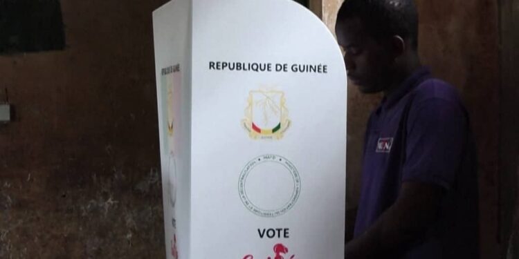 Présidentielle en Guinée : la DGE interdit les téléphones dans l’isoloir