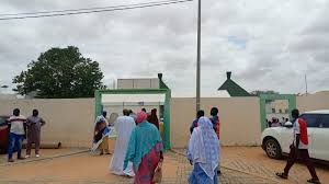 Mbacké : À Diamguène, une jeune femme de 23 ans tente de s’égorger après le refus de divorce de son mari émigré