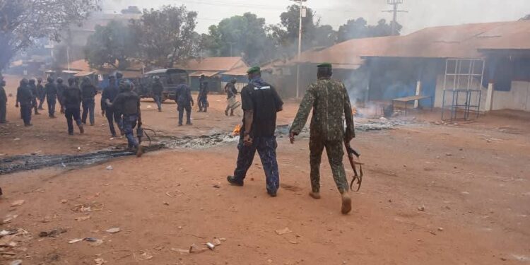 Siguiri en ébullition : la colère explose, le préfet Douramodou Keita réclamé dehors