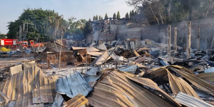 « Nous avons tout perdu » : un violent incendie ravage la plage de Rogbané à Conakry, d’importants dégâts matériels