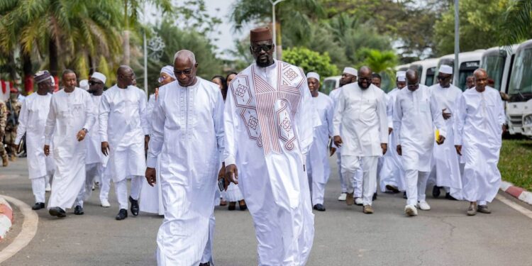Guinée : à quelle période le gouvernement doit-il démissionner après l’investiture de Mamadi Doumbouya ? (éclairages)