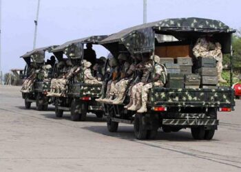 Nigeria : seize officiers accusés de complot traduits devant une cour martiale