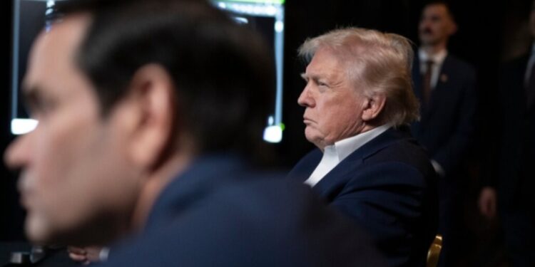 Les États-Unis démasqués : Trump annonce des livraisons de pétrole vénézuélien, après l’enlèvement de Maduro