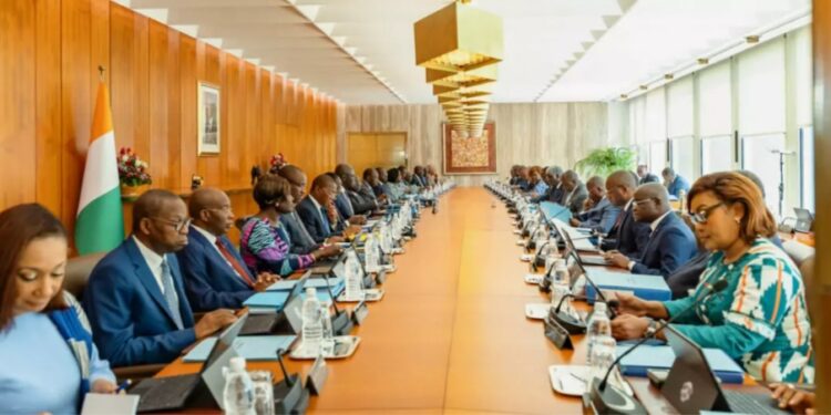 Côte d’Ivoire : le gouvernement présente sa démission après la victoire écrasante du RHDP