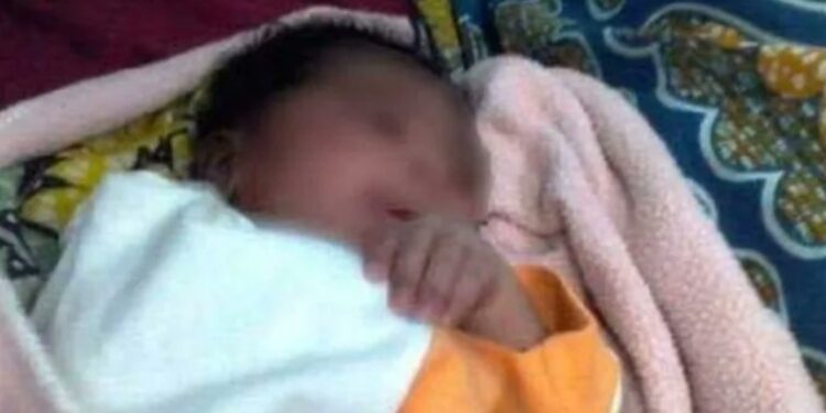 Malika : Un nouveau-né encore avec son cordon ombilical découvert abandonné