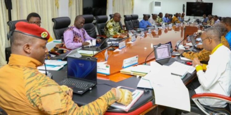 Burkina Faso : remaniement ministériel avec maintien du Premier ministre et réorganisation des portefeuilles