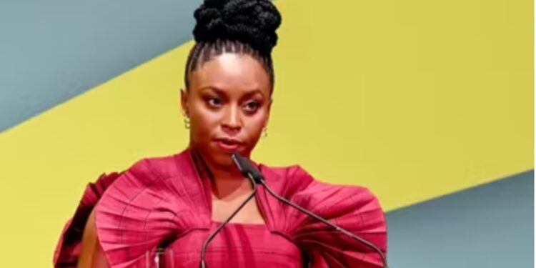 Lagos : l’histoire triste de la grande écrivaine nigériane Chimanda Adichie qui a perdu son fils de 14 mois pour « négligence médicale »