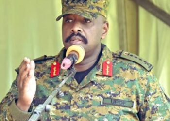 Ouganda : Le fils de Yoweri Museveni, Muhoozi Kainerugaba, menace l’opposant Bobi Wine de mort