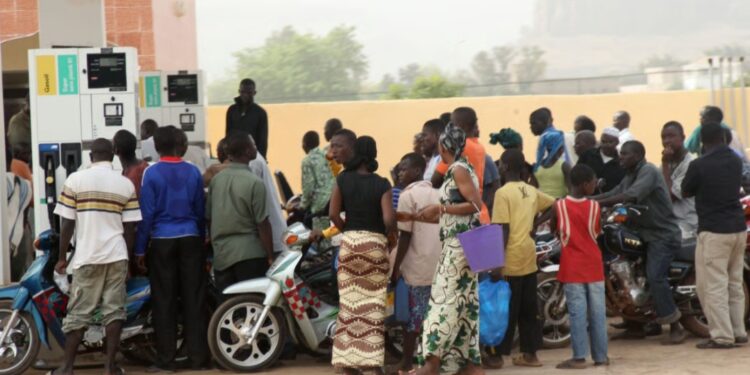 Mali : le carburant rationné, la population « piégée », le JNIM maintient la pression