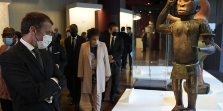 France : le Senat examine une loi-cadre pour simplifier la restitution des biens culturels africains volés