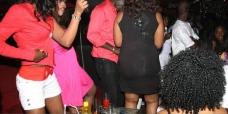 Transmission volontaire du VIH : 13 personnes visées, des figures du showbiz citées