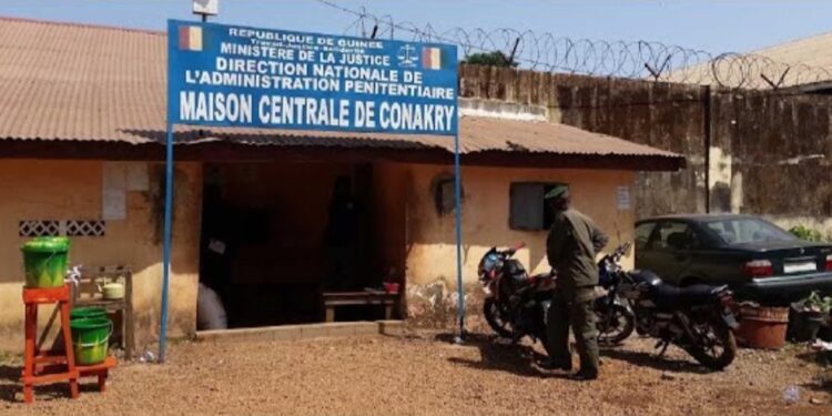 Conakry : un garde pénitentiaire arrêté pour trafic présumé de drogues et objets prohibés