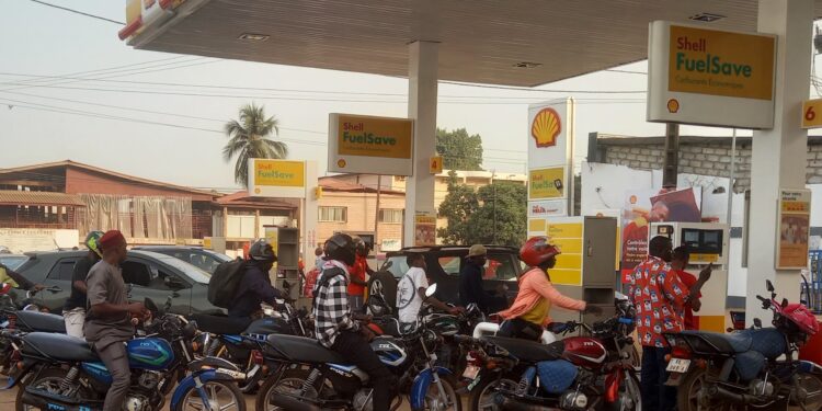 Crise de carburant à Conakry : files d’attente et grogne des usagers