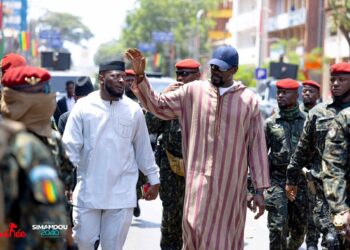 Kaloum : Mamadi Doumbouya en contact direct avec les populations