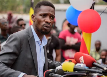 Ouganda : L’opposant Bobi Wine annonce avoir quitté le pays et accuse le régime d’une traque politique