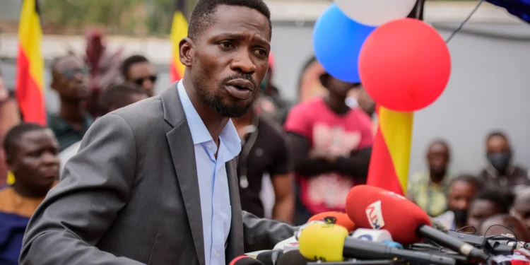 Ouganda : L’opposant Bobi Wine annonce avoir quitté le pays et accuse le régime d’une traque politique