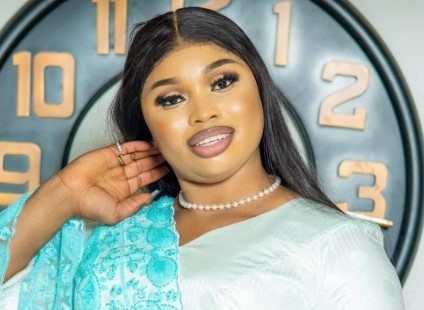 Guinée : une influenceuse affirme avoir détenu trois milliards de francs à son domicile