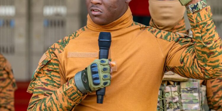 Burkina Faso : le capitaine Traoré prône le “consommer local” pour réussir la révolution