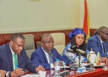 Guinée : le gouvernement relève de 60 à 70 % le seuil de rapatriement des devises minières