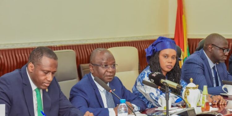 Guinée : le gouvernement relève de 60 à 70 % le seuil de rapatriement des devises minières