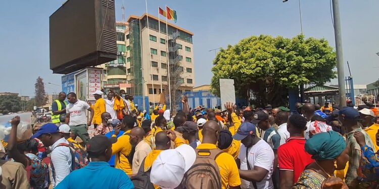 Guinée : des ex-employés d’Albayrak manifestent pour réclamer plus de 14 milliards GNF