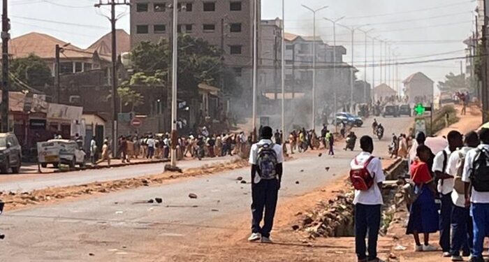 Guinée : des jets de pierres entre élèves perturbent les cours à Kipé