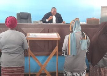 Guinée : une femme contrainte d’accoucher dehors, trois sage-femmes devant la justice