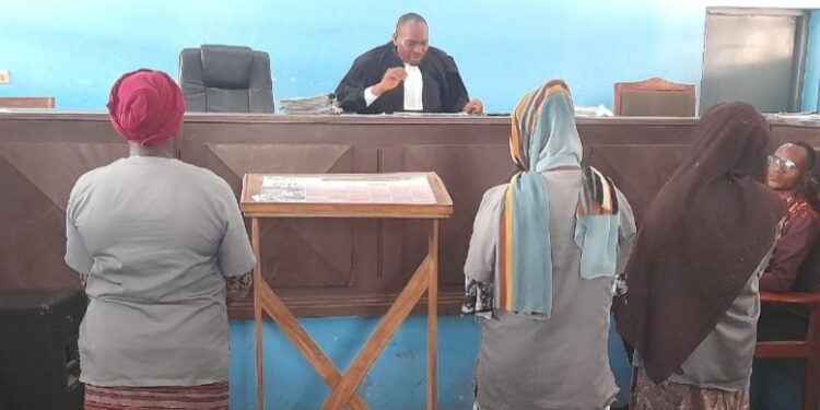 Guinée : une femme contrainte d’accoucher dehors, trois sage-femmes devant la justice