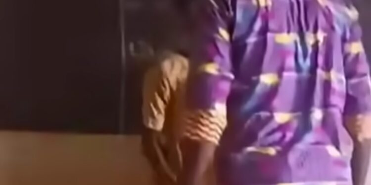 Guinée : l&rsquo;agression d’une élève par un enseignant choque l’opinion