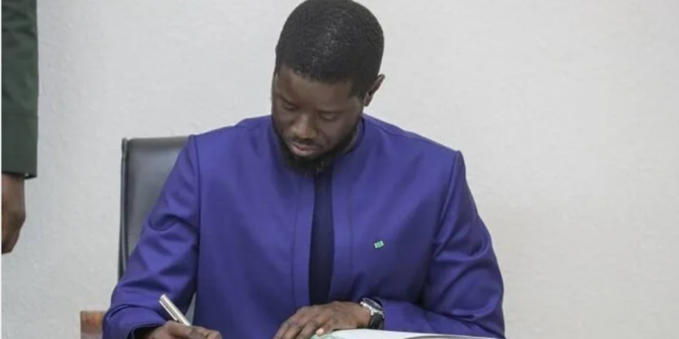 Sénégal : le silence de Diomaye Faye relance le débat sur la loi L29-L30