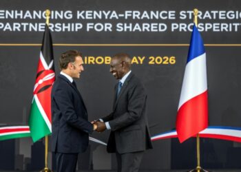 Kenya : Emmanuel Macron déplore le retrait de l’armée française du Mali
