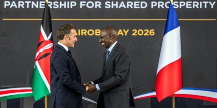 Kenya : Emmanuel Macron déplore le retrait de l’armée française du Mali