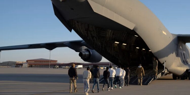 Comment Washington use de menaces et de dollars pour expulser ses migrants en Afrique
