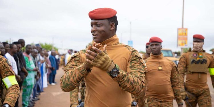 Burkina Faso : quatre ans après le putsch, entre reconquête revendiquée et libertés en recul