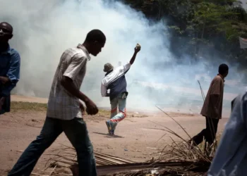 Kinshasa : la marche de l’opposition sous tension, gaz lacrymogène et affrontements signalés